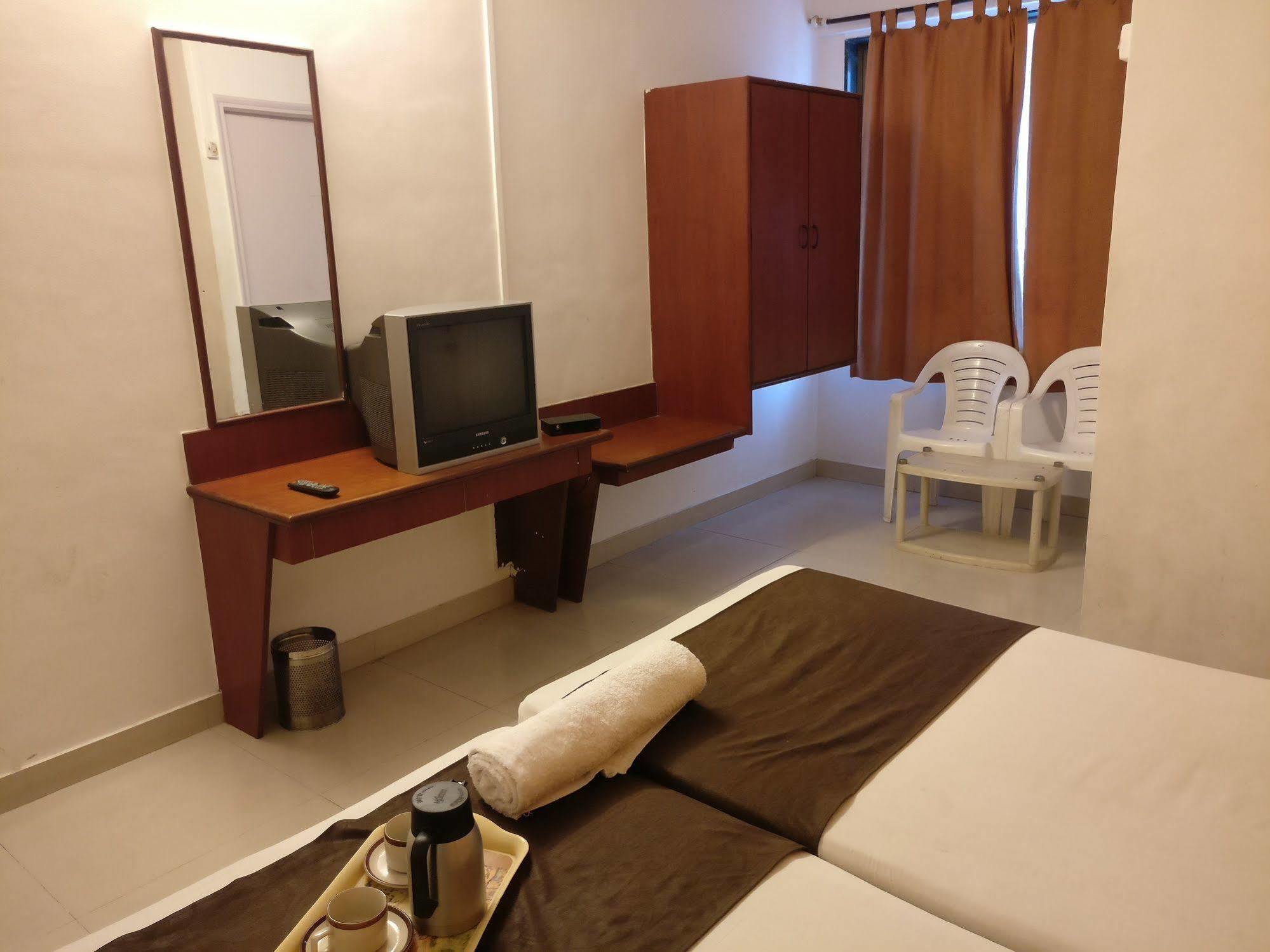 Oyo 1065 Hotel Hmr Royal Inn Pune Luaran gambar