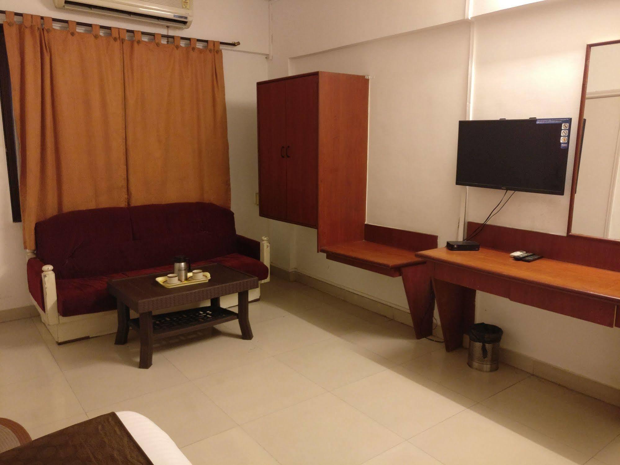 Oyo 1065 Hotel Hmr Royal Inn Pune Luaran gambar