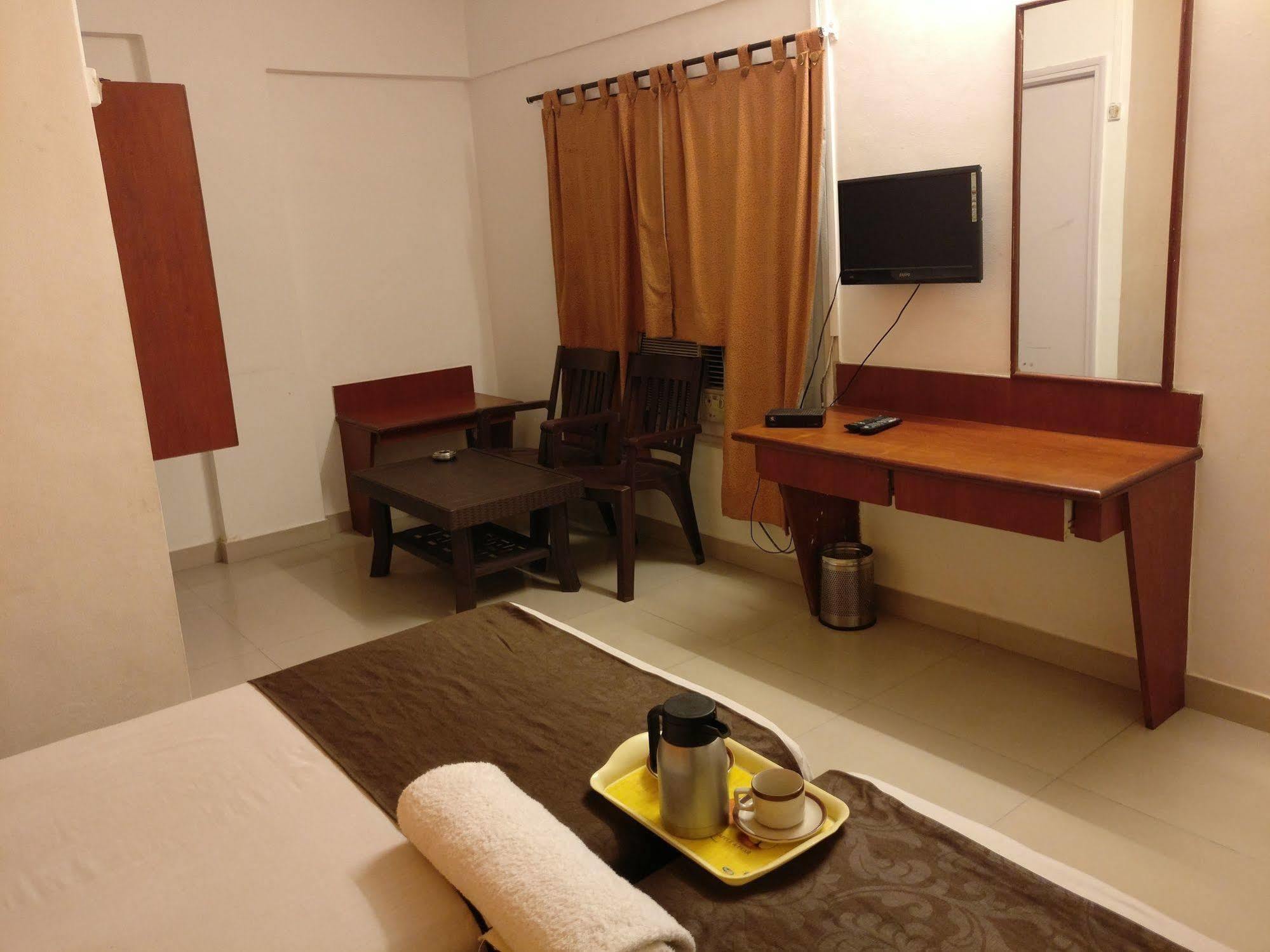 Oyo 1065 Hotel Hmr Royal Inn Pune Luaran gambar