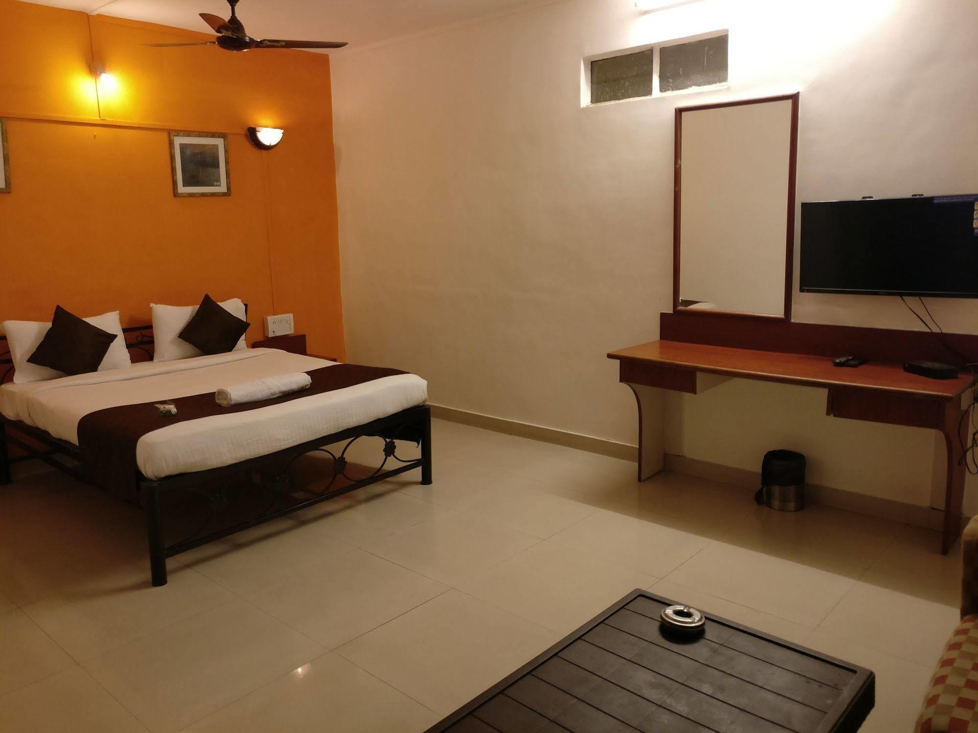 Oyo 1065 Hotel Hmr Royal Inn Pune Luaran gambar