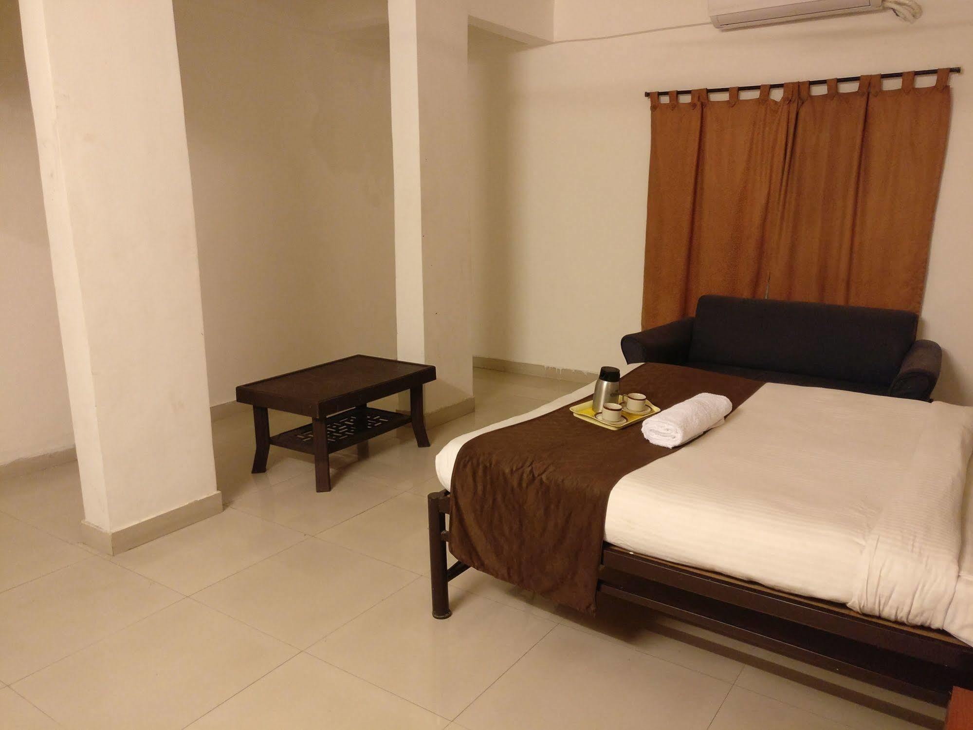 Oyo 1065 Hotel Hmr Royal Inn Pune Luaran gambar