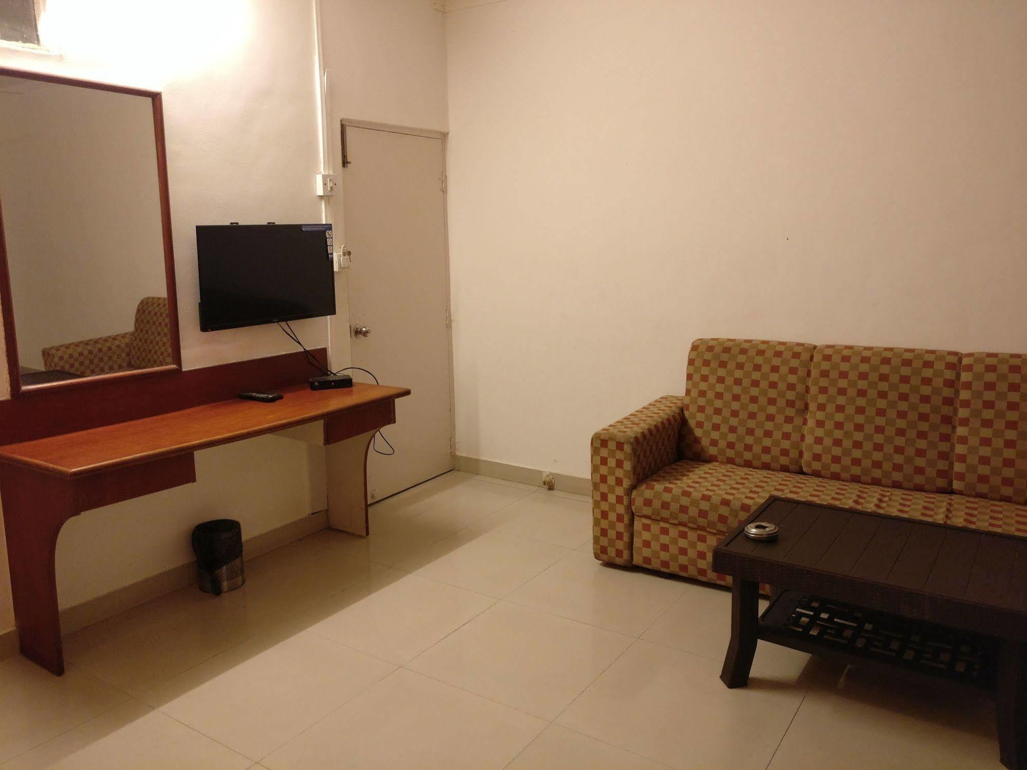 Oyo 1065 Hotel Hmr Royal Inn Pune Luaran gambar