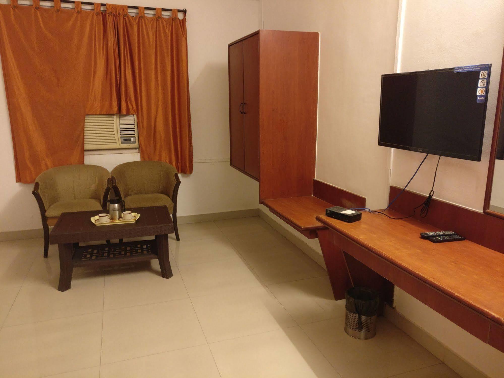 Oyo 1065 Hotel Hmr Royal Inn Pune Luaran gambar